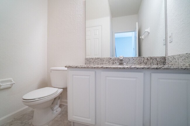 Building Photo - Beautiful 3/2.5 Townhome in gated communit...