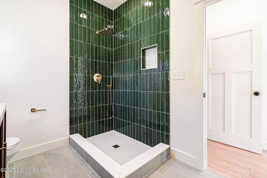 Building Photo - 935 E Madison St