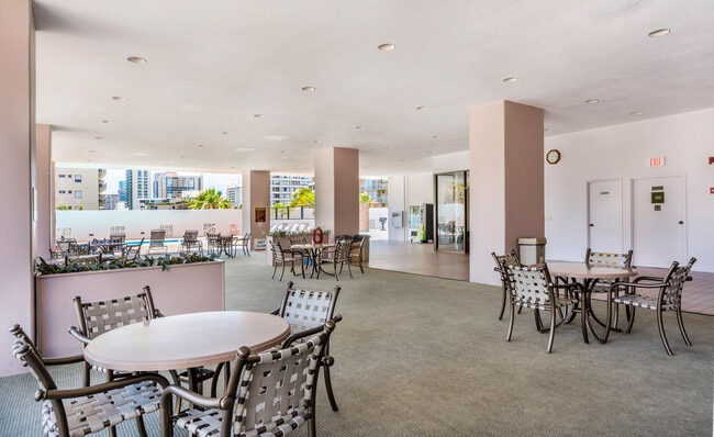 Building Photo - 2240 Kuhio Ave