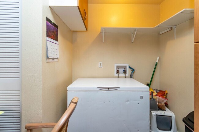 Building Photo - Fourplex in great central location!