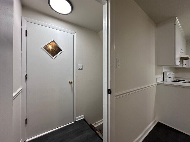 Building Photo - 490 St Bernard Dr