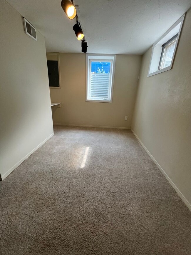 Building Photo - 3 Bed/1 Bath with Bonus Room and Fully Fenced in Yard!