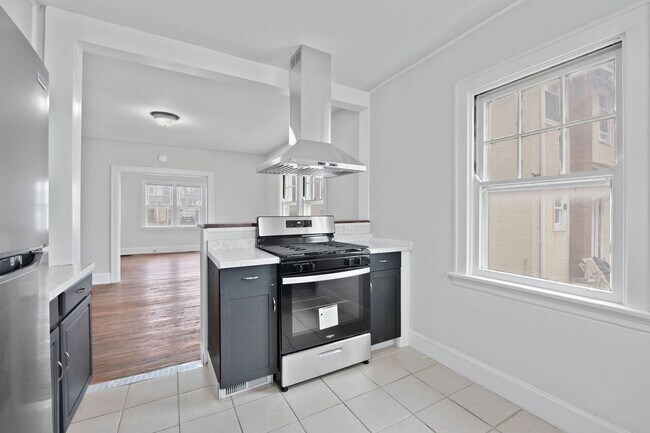 Building Photo - HYDE PARK - Move In Special! Gorgeous 3BR ...