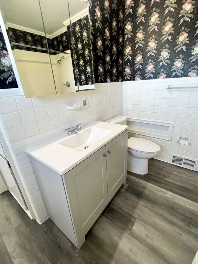 Building Photo - 437 Banks St