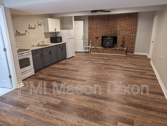 Building Photo - 944 Fern Trail