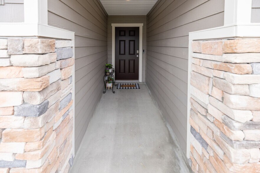 Building Photo - 421 Red Dahlia Ln