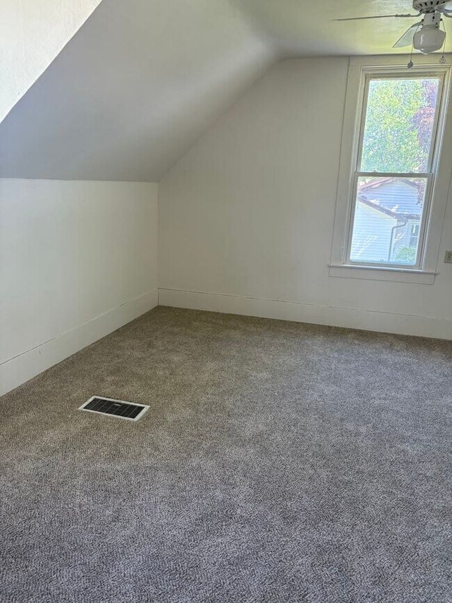 Building Photo - SPACIOUS 4 BEDROOM HOME READY FOR YOU