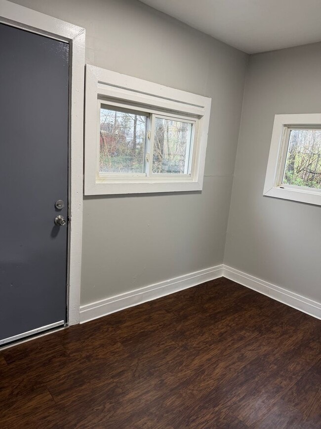 Building Photo - 1801 3rd St SE