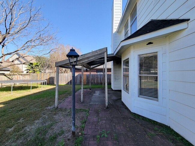 Building Photo - NICE 4 BEDROOM 2 BATH LEASE HOME WITH 2327 SF