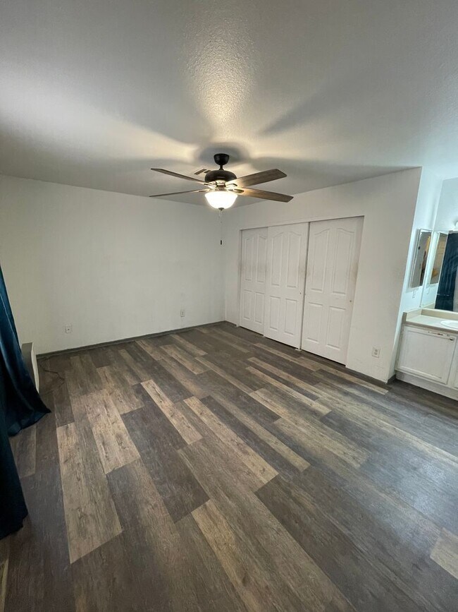 Building Photo - Centrally Located Townhouse!