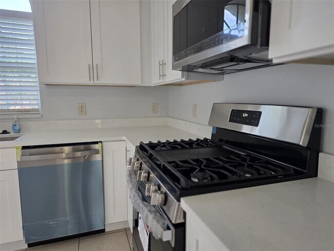 Building Photo - 135 S Roma Way