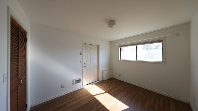 Building Photo - 1 Bed 1 Bath - Kennedy Lagoon - Fabulous Location