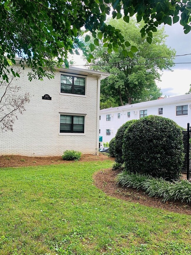 Building Photo - Top Floor - 1BR One Block from Piedmont Park! ~ Renovated!