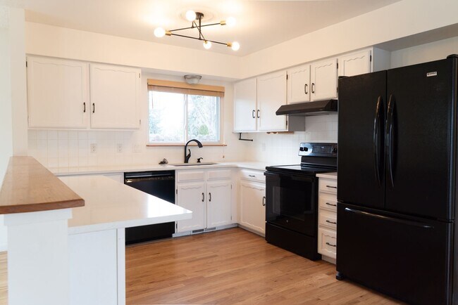 Building Photo - Wonderful Large 5 Bedroom House with Fenced Back Yard and 2-Car Garage