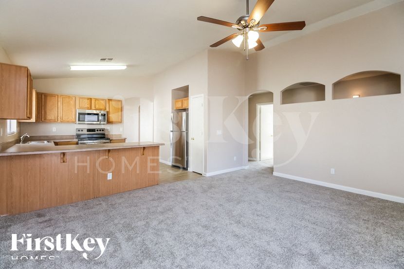 Building Photo - 930 E Nardini St