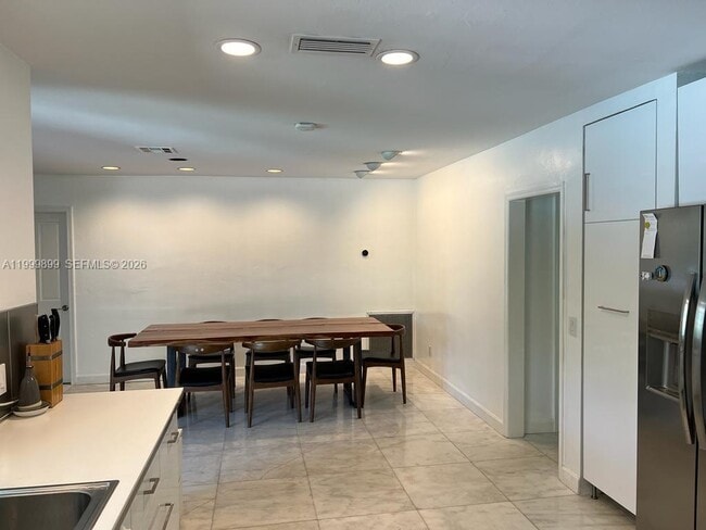 Building Photo - 14610 Tarpon Dr