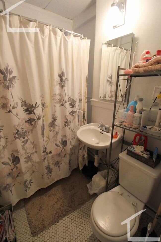 Building Photo - Amazing 2bed in Allston.... Don't miss out!