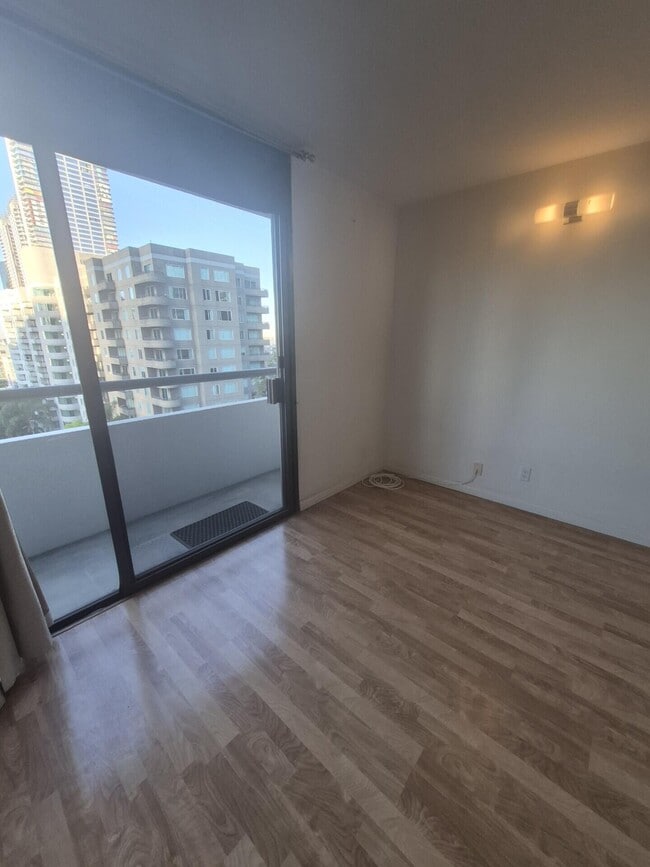 Building Photo - 600 W 9th St