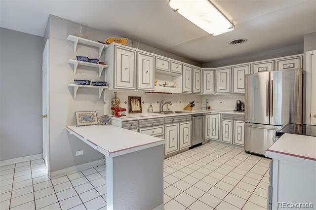 Building Photo - 3124 S Vine Ct