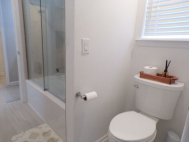 Building Photo - Adorable Home Located In Yacht Cove