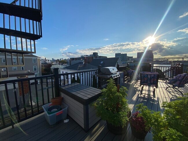 Building Photo - 455 Meridian St