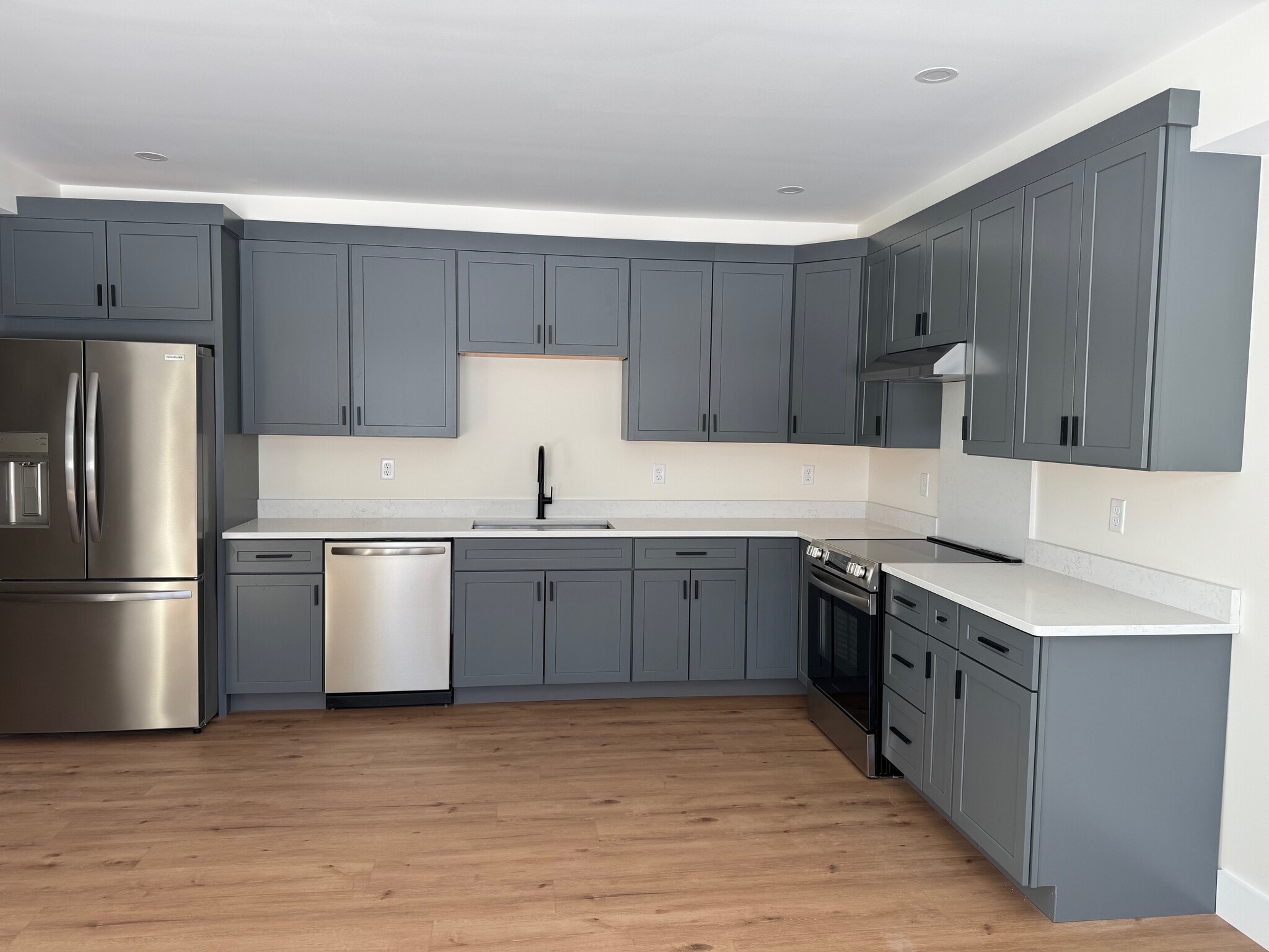 Building Photo - 404 Main St