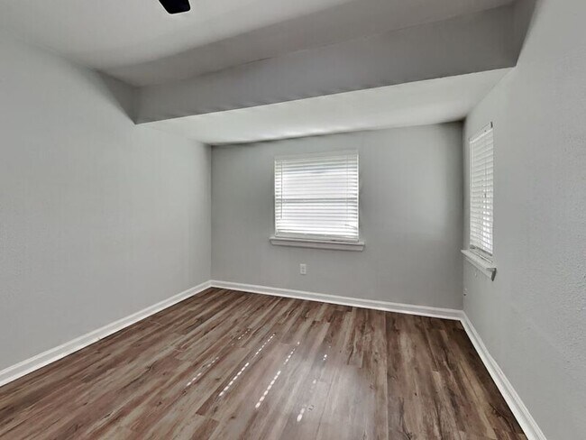 Building Photo - 1724 Spring Lake Dr