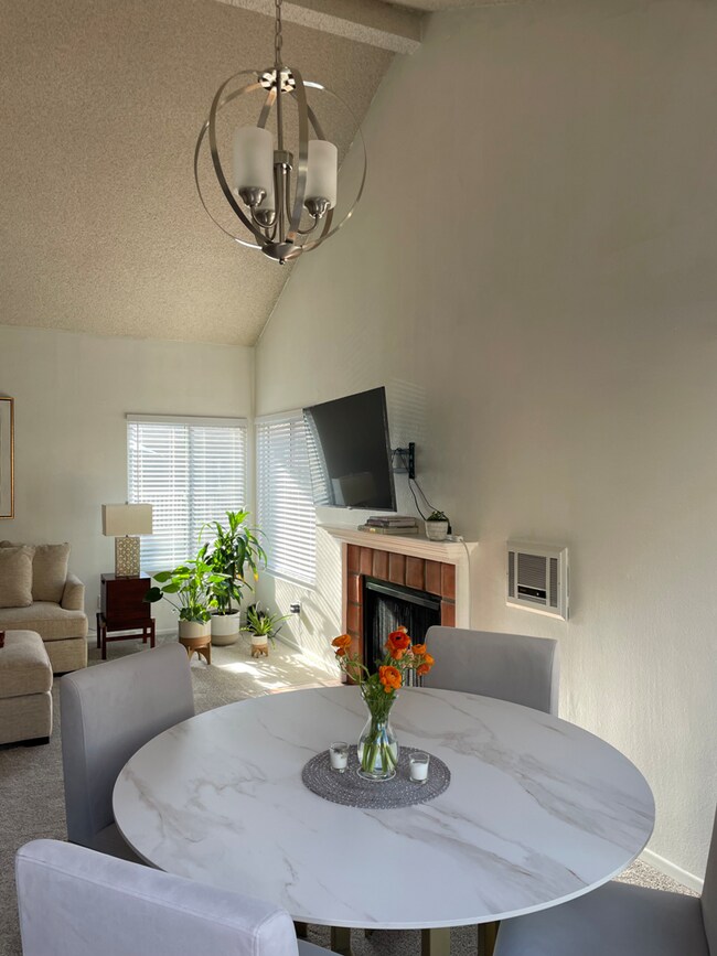 Primary Photo - 930 Via Mil Cumbres