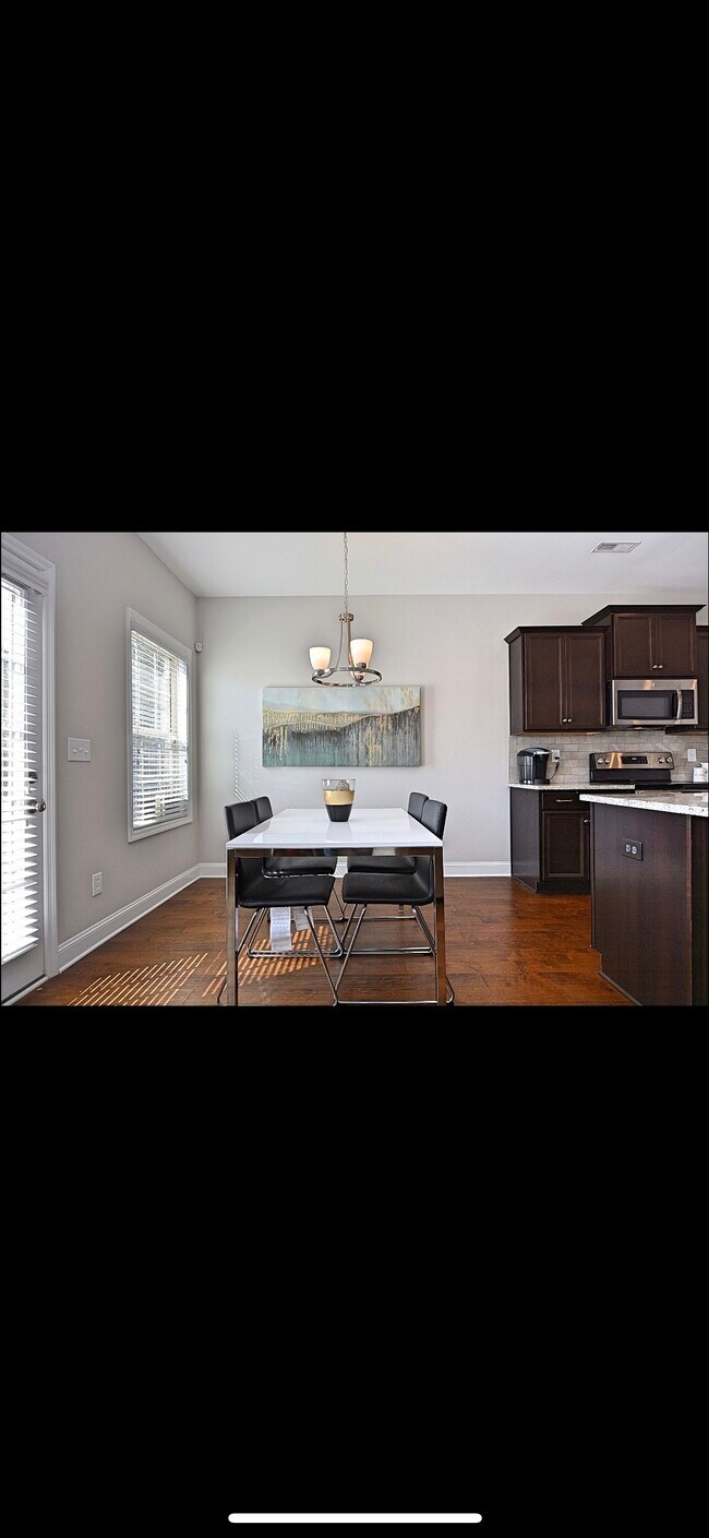 Building Photo - 605 Summerdawn Pl