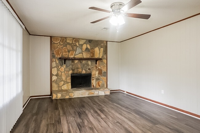 Building Photo - Beautiful 3 Bedroom Brick Ranch Home