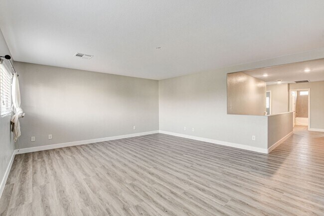 Building Photo - Beautiful 4 bedroom 3 bath home in Mountai...