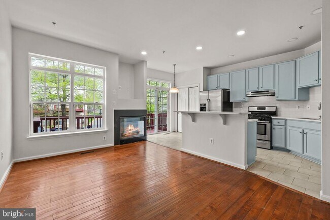 Building Photo - 13044 Town Commons Dr