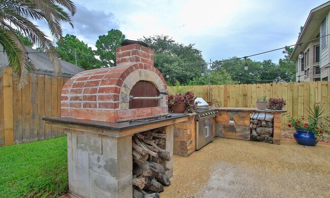 Building Photo - 16706 Mallory Bridge Dr