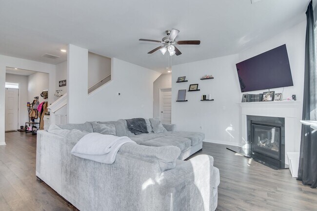 Building Photo - Beautiful 5 Bedroom 3 Bath