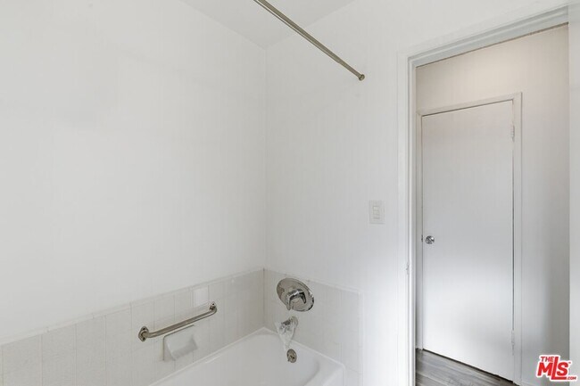 Building Photo - 739 Croft Ave