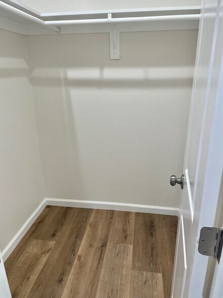 Building Photo - 1089 6th Ave