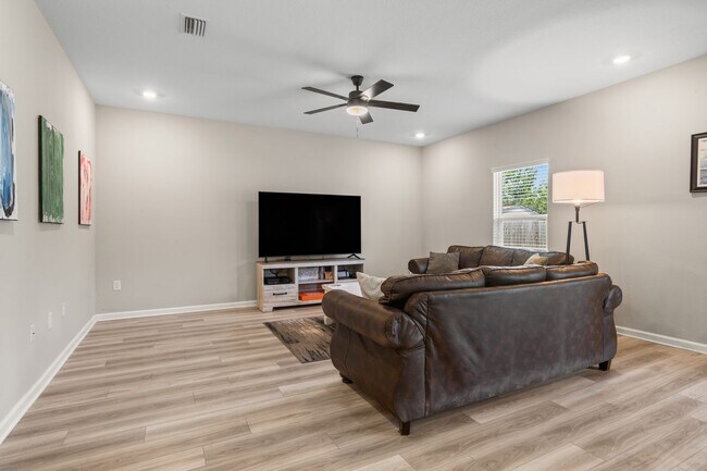 Building Photo - 6686 Sun Tree Cir
