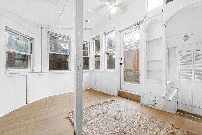 Building Photo - 319 5th St