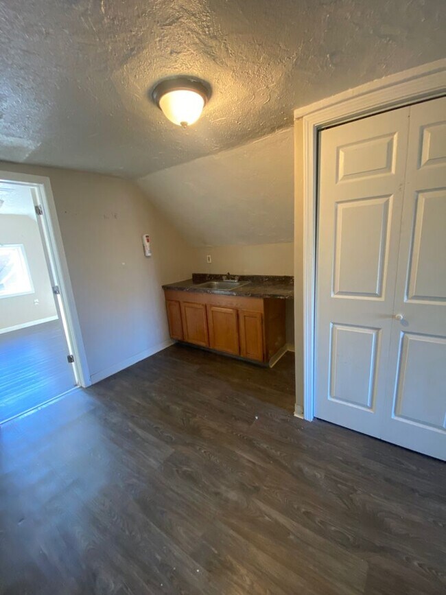 Building Photo - 2231 W 104th St