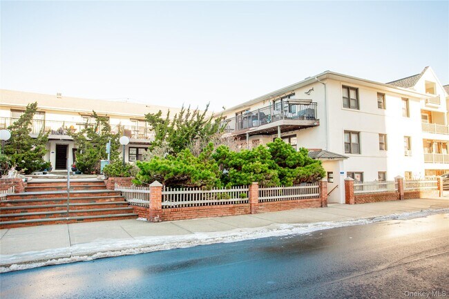 Building Photo - 65 W Broadway