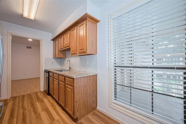 Building Photo - 1311 Antoine Dr