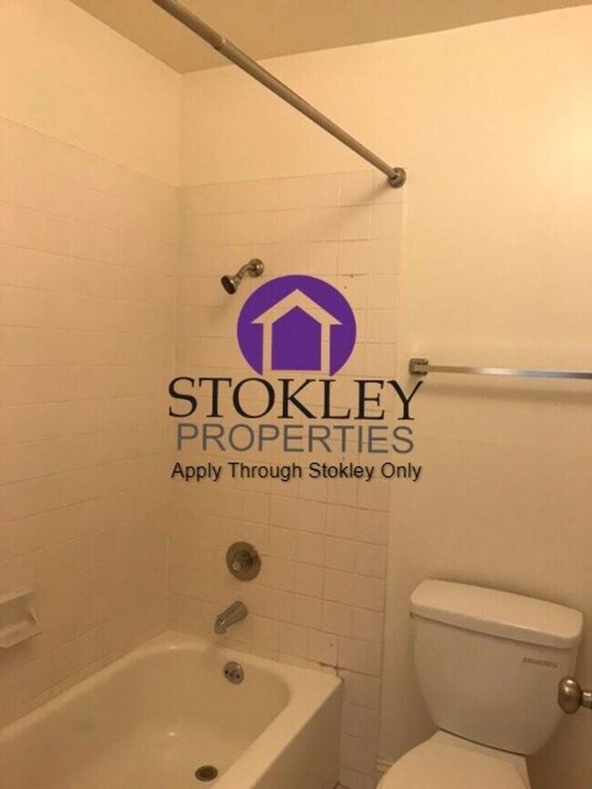 Building Photo - Stokley Properties Presents: 2712 Oak Rd #65!