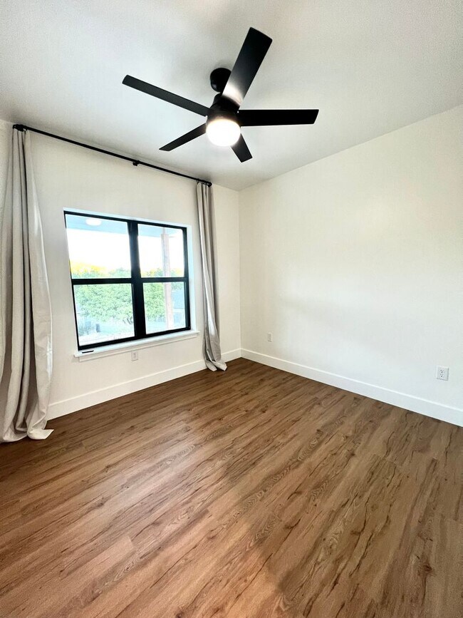 Building Photo - Gorgeous Modern Home In Village Glen