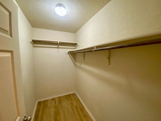 Building Photo - It's a Beauty ~ Great Location ~ 3/2.5 ~ M...