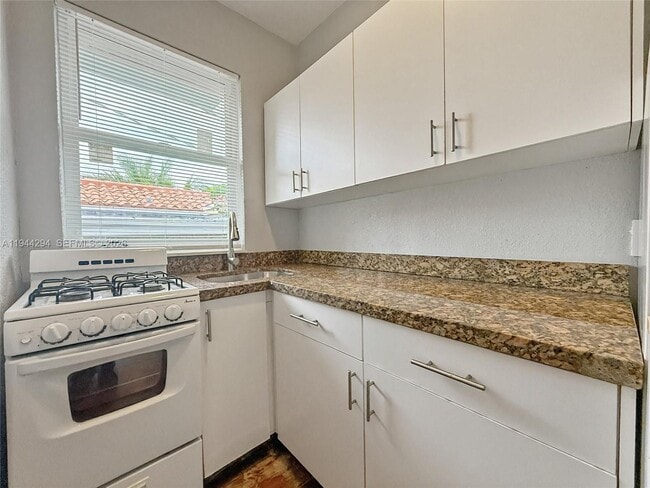 Building Photo - 315 W 28th St