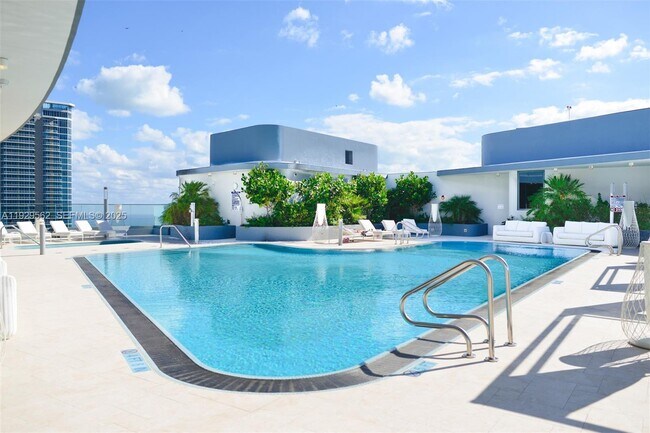 Building Photo - 1000 Brickell Plaza