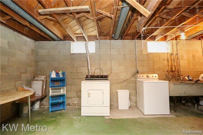 Building Photo - 335 N Eton St