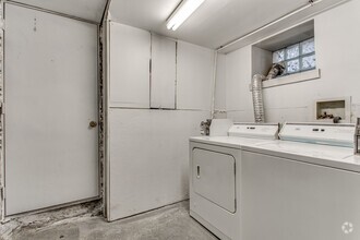 Building Photo - Updated 4 Bedroom 2 Bathroom (Oakland)