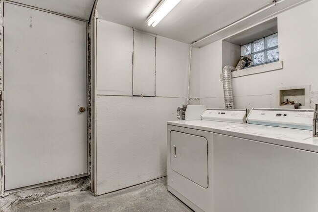 Building Photo - Updated 4 Bed, 2 Bath in Oakland - Close t...