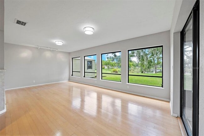Building Photo - 8006 Oak Dr